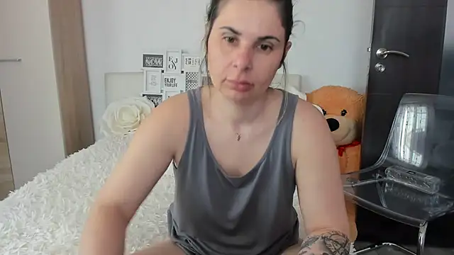 sweetemy4u online show from April 20, 2026, 7:33 am