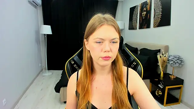 Strawberrye online show from November 11, 2025, 3:45 am