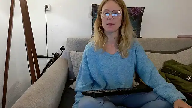 little-leni online show from September 26, 2025, 8:27 pm