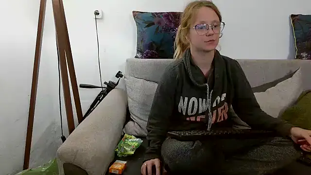 little-leni online show from October 1, 2025, 8:13 pm