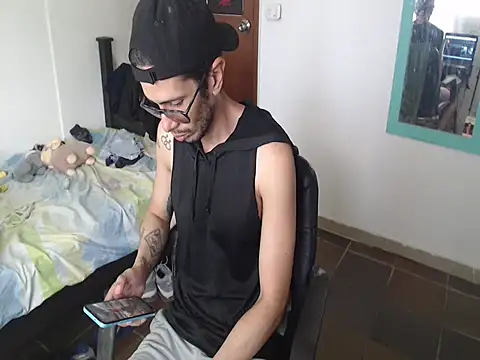 alisterxxx online show from April 14, 2026, 3:39 pm