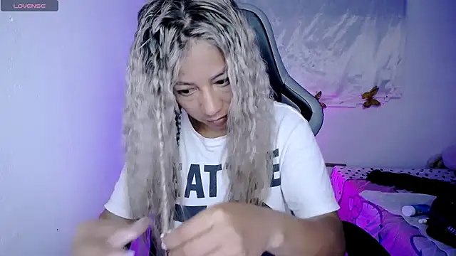 ninatiny online show from December 5, 2025, 10:47 am