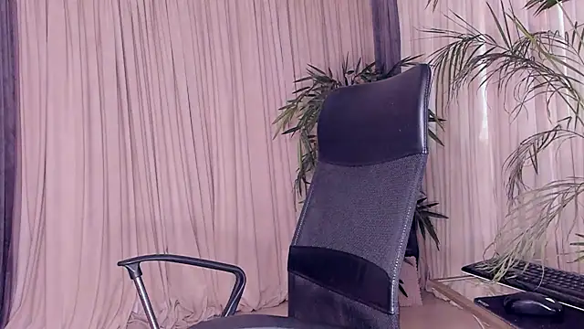 daisyd001 online show from February 3, 2025, 8:02 am