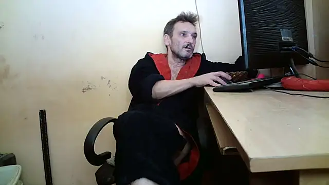 Snapshot of dundyFocus chatting on November 10, 2025, 4:45 pm dundyFocus online show from November 10, 2025, 4:45 pm