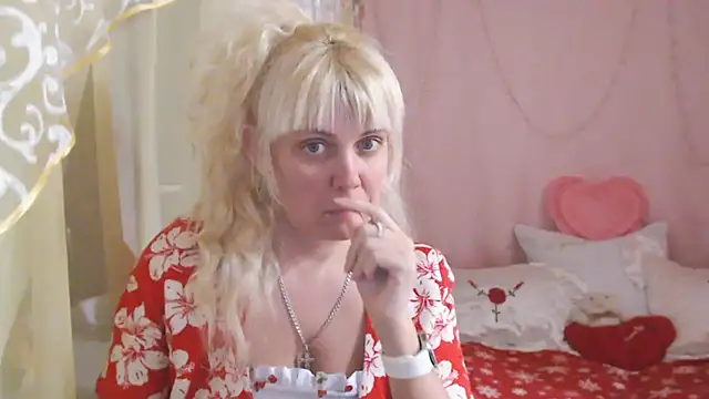 SunnySylvia online show from December 15, 2025, 4:13 pm