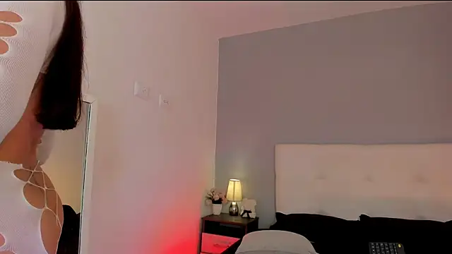 NataliaBuiles online show from April 18, 2026, 7:07 pm