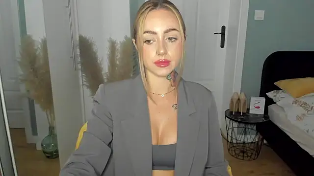 sexyCoralie online show from June 4, 2026, 1:49 pm