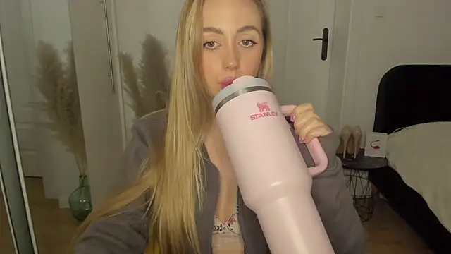 Snapshot of sexyCoralie chatting on March 18, 2025, 8:48 pm sexyCoralie online show from March 18, 2025, 8:48 pm