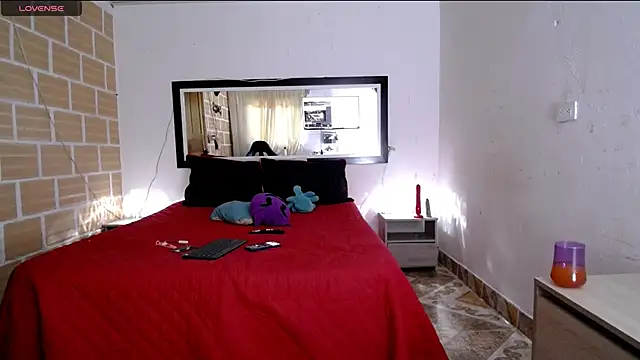 Snapshot of Julieta_Rodriguez chatting on November 11, 2025, 5:41 pm Julieta Rodriguez online show from November 11, 2025, 5:41 pm