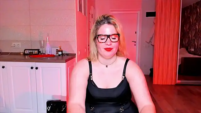 HotTiffani online show from February 4, 2026, 9:32 pm