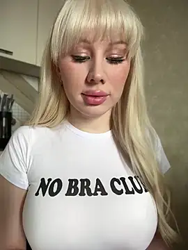 LaraHollywood online show from April 18, 2026, 7:54 am