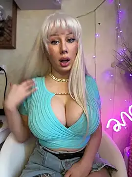 LaraHollywood online show from March 6, 2026, 7:36 am