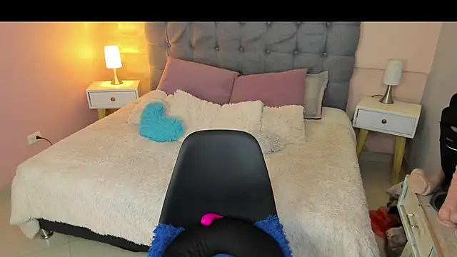 Snapshot of _Abril_W chatting on November 23, 2025, 2:43 am Abril W online show from November 23, 2025, 2:43 am