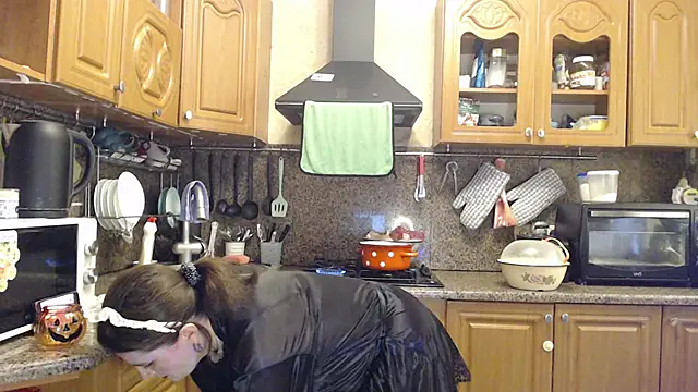 Snapshot of LizaCakes chatting on October 16, 2025, 12:24 pm LizaCakes online show from October 16, 2025, 12:24 pm