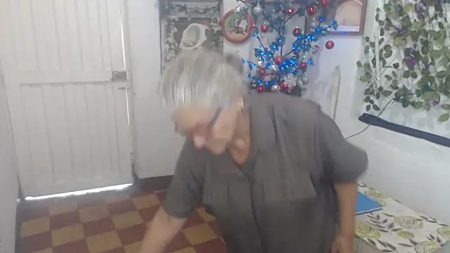 Snapshot of FunnyGrandma chatting on December 17, 2025, 8:36 pm FunnyGrandma online show from December 17, 2025, 8:36 pm