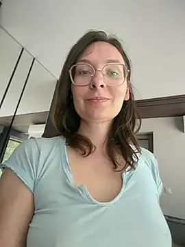 Snapshot of The_Snowwhitee chatting on June 18, 2026, 8:46 am The Snowwhitee online show from June 18, 2026, 8:46 am
