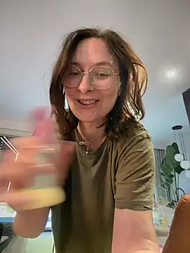 Snapshot of The_Snowwhitee chatting on May 3, 2026, 3:15 pm The Snowwhitee online show from May 3, 2026, 3:15 pm