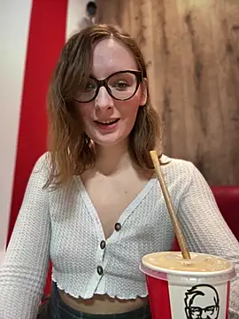 Snapshot of The_Snowwhitee chatting on February 11, 2026, 7:25 pm The Snowwhitee online show from February 11, 2026, 7:25 pm