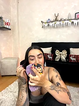 Snapshot of EmmyEvans1 chatting on November 17, 2025, 7:51 pm EmmyEvans1 online show from November 17, 2025, 7:51 pm