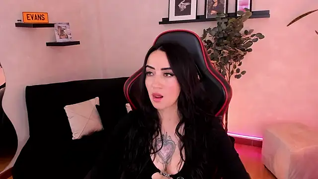 Snapshot of EmmyEvans1 chatting on November 10, 2025, 7:41 pm EmmyEvans1 online show from November 10, 2025, 7:41 pm