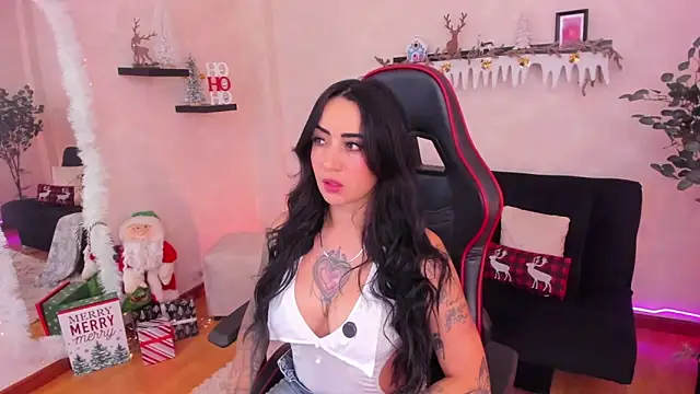 Snapshot of EmmyEvans1 chatting on November 18, 2025, 7:39 pm EmmyEvans1 online show from November 18, 2025, 7:39 pm