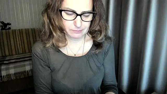 lauraoven online show from December 16, 2025, 7:12 am