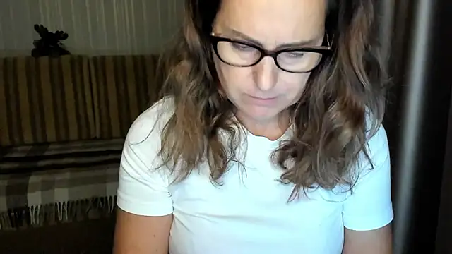 lauraoven online show from October 28, 2025, 2:16 pm