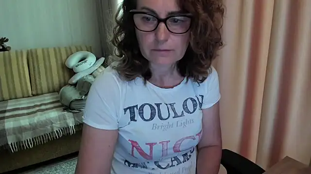 Snapshot of lauraoven chatting on June 10, 2026, 7:20 am lauraoven online show from June 10, 2026, 7:20 am