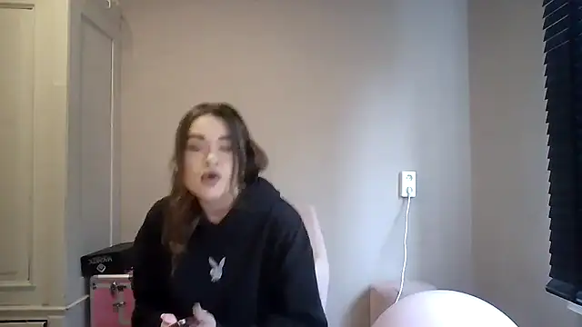 Snapshot of avajade chatting on November 25, 2025, 10:59 am avajade online show from November 25, 2025, 10:59 am