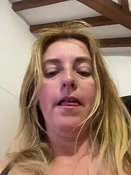 Snapshot of moniquerainx chatting on April 20, 2026, 3:35 pm moniquerainx online show from April 20, 2026, 3:35 pm