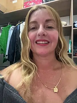 Snapshot of moniquerainx chatting on June 19, 2026, 2:17 am moniquerainx online show from June 19, 2026, 2:17 am