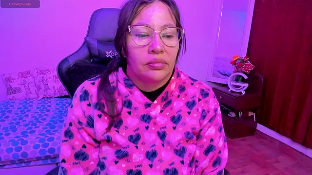 esmeralda milf online show from September 18, 2025, 3:48 pm