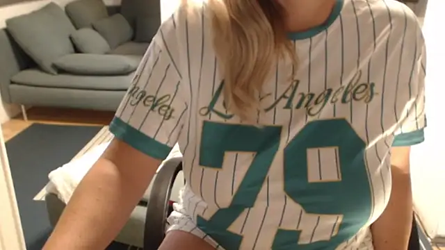 Snapshot of KimMitchelli chatting on December 18, 2025, 2:21 pm KimMitchelli online show from December 18, 2025, 2:21 pm