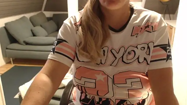 Snapshot of KimMitchelli chatting on December 17, 2025, 12:10 pm KimMitchelli online show from December 17, 2025, 12:10 pm