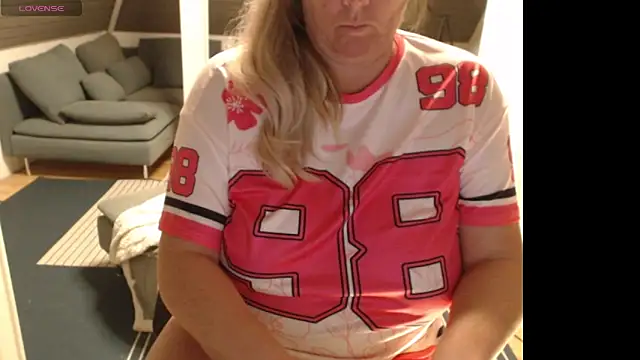 Snapshot of KimMitchelli chatting on January 6, 2026, 10:03 pm KimMitchelli online show from January 6, 2026, 10:03 pm