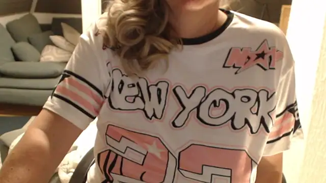 Snapshot of KimMitchelli chatting on March 3, 2026, 5:03 am KimMitchelli online show from March 3, 2026, 5:03 am