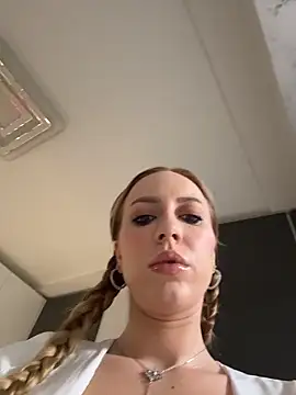 RockQueen A online show from December 3, 2025, 4:46 am