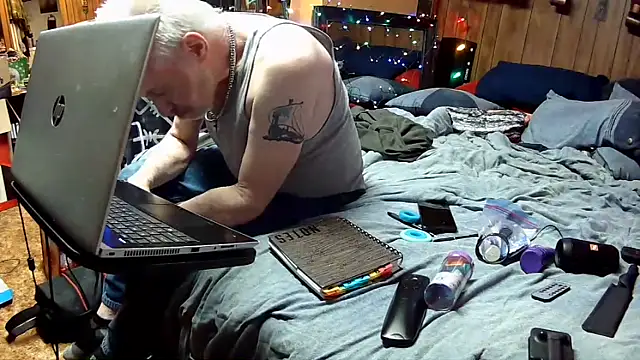 Snapshot of Makowboy chatting on December 21, 2025, 11:27 pm Makowboy online show from December 21, 2025, 11:27 pm