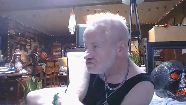 Snapshot of Makowboy chatting on October 18, 2025, 11:40 pm Makowboy online show from October 18, 2025, 11:40 pm