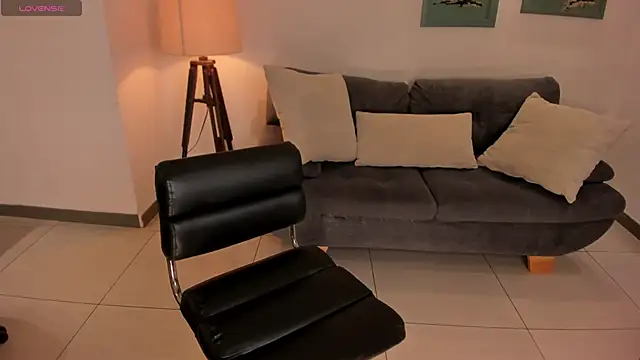 Snapshot of MiaRoberts1 chatting on November 9, 2025, 11:47 am MiaRoberts1 online show from November 9, 2025, 11:47 am