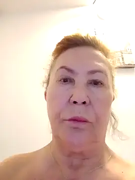 Hottie-Mom online show from April 19, 2026, 7:31 am