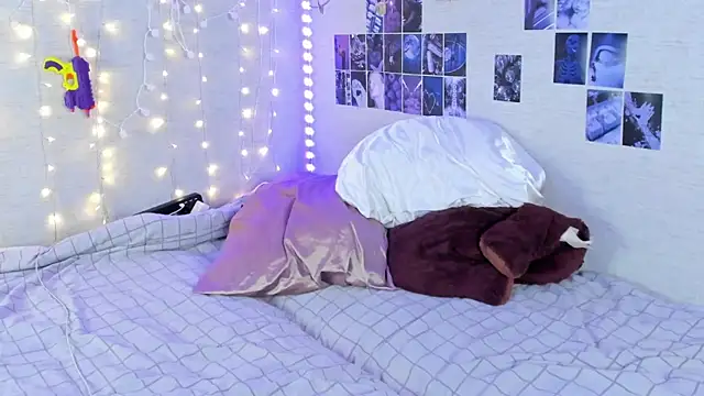 Snapshot of YunaPeace chatting on February 13, 2025, 6:37 pm YunaPeace online show from February 13, 2025, 6:37 pm