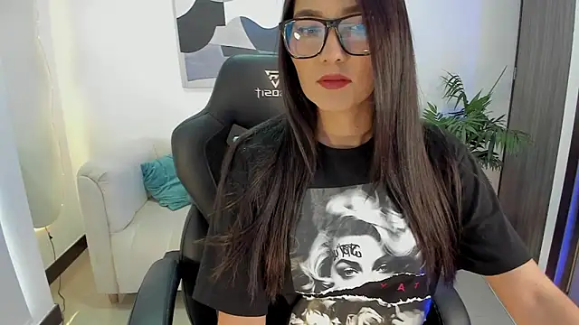 Snapshot of SaraParker_ chatting on March 21, 2025, 3:35 pm SaraParker online show from March 21, 2025, 3:35 pm