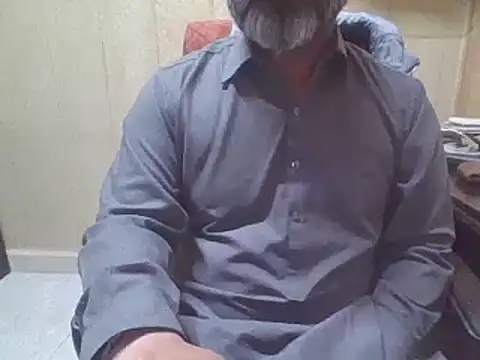 hairymaster95 online show from December 3, 2025, 4:13 am