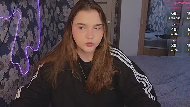  momiji  online show from April 24, 2026, 1:57 pm