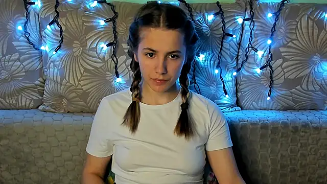 Snapshot of MaggieCake chatting on December 5, 2025, 12:32 am MaggieCake online show from December 5, 2025, 12:32 am