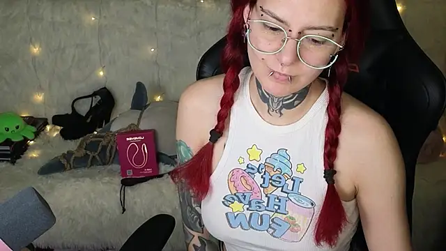 Snapshot of Ginger_Stay chatting on November 1, 2025, 5:25 am Ginger Stay online show from November 1, 2025, 5:25 am