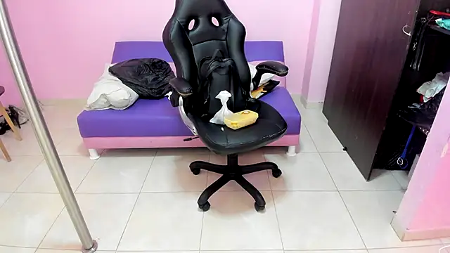 MATURE WHOR33 online show from November 17, 2025, 11:47 am