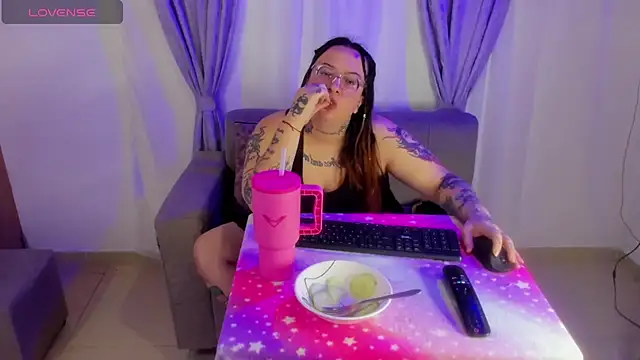 Snapshot of MiaYMolly chatting on April 25, 2026, 7:11 pm MiaYMolly online show from April 25, 2026, 7:11 pm