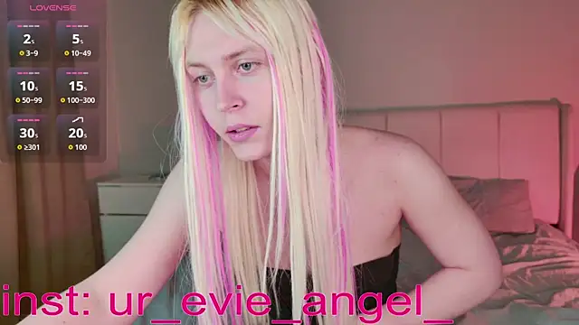 Snapshot of Evelyn_rabbit chatting on March 19, 2026, 3:12 pm Evelyn rabbit online show from March 19, 2026, 3:12 pm